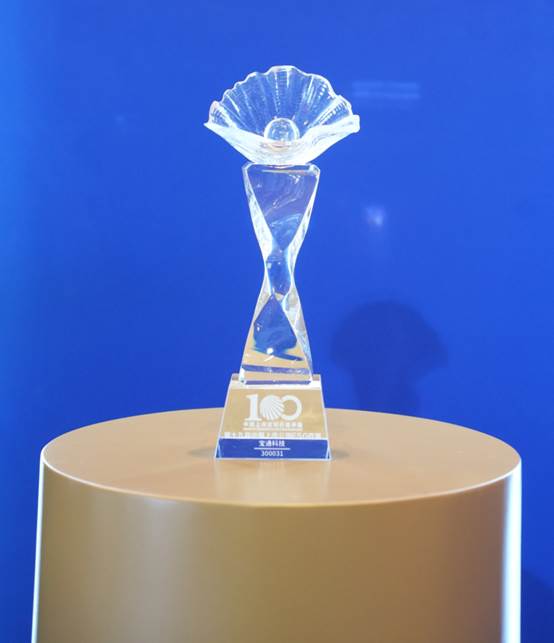 桌子上的蓝色花瓶
AI 生成的内容可能不正确。