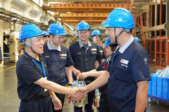 戴帽子的人站在一起

AI 生成的内容可能不正确。